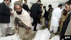 Pakistan -- Quetta courthouse bombing 17feb2007; victims at morgue