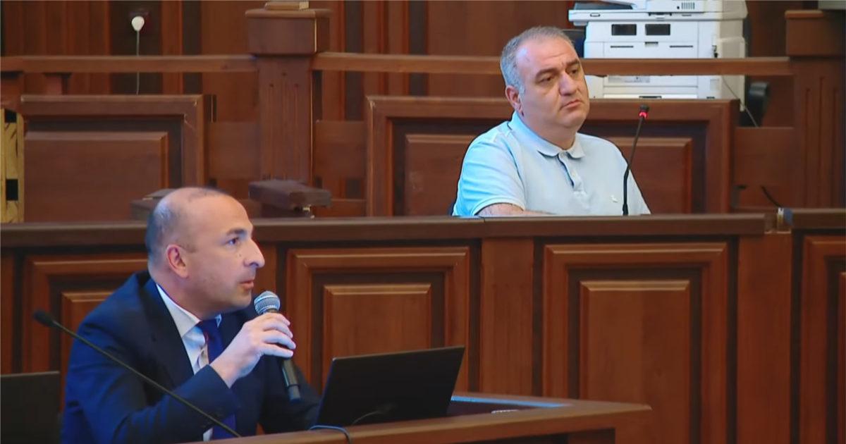 ჯგუფურ ძალადობაში მონაწილეობის საქმის სხდომაზე მოწმე და პროკურორი ტელეფონებს ერთდროულად იყენებდნენ