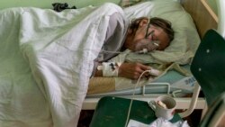 Пациент с коронавирусом в кислородной маске в украинской больнице.