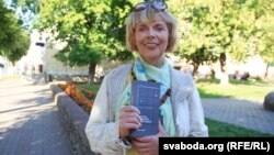 Алена Струвэ са сваёй кнігай у Воршы