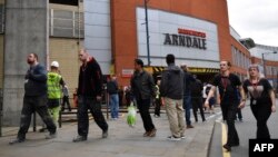 Люди залишають торговий центр Arndale, Манчестер, 23 травня 2017 року