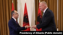 Presidenti i Shqipërisë, Bajram Begaj, pranon letrat kredenciale të ambasadorit të ri amerikan në Tiranë, Eric Wendt. 