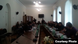 Первым в ходе сегодняшнего заседания был обсужден и принят в первом чтении проект конституционного закона о поправке к Конституции Абхазии «О количественном составе Народного собрания – парламента Республики Абхазия»