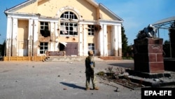 Український військовий біля знищеного пам’ятника Володимиру Леніну на центральній площі в Суджі, Курська область, Росія, 21 серпня 2024 року