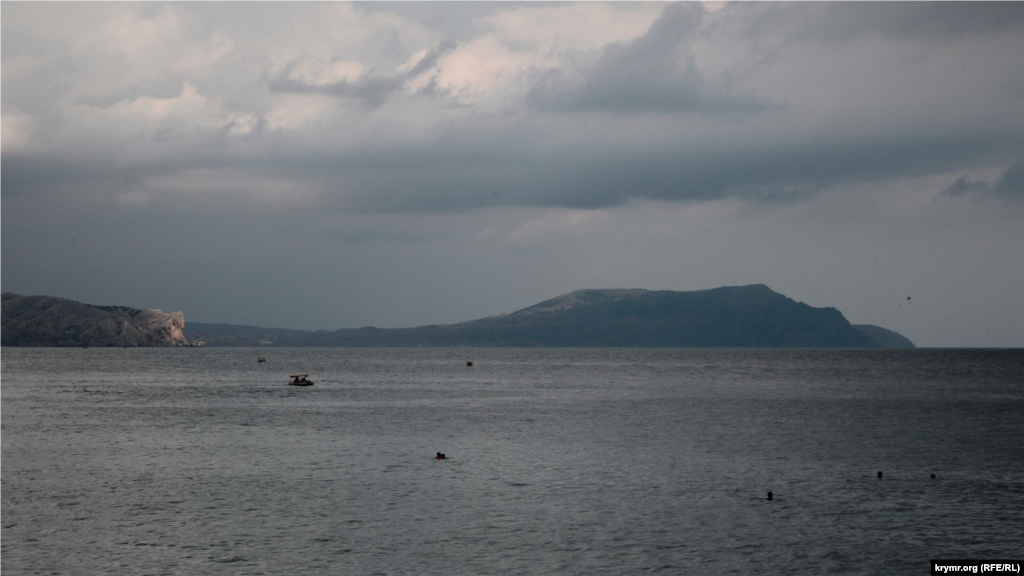 Вид на предгрозовое море с пляжа Нового Света. В тот день юго-восток Крыма был охвачен дождевым фронтом&nbsp;&nbsp;