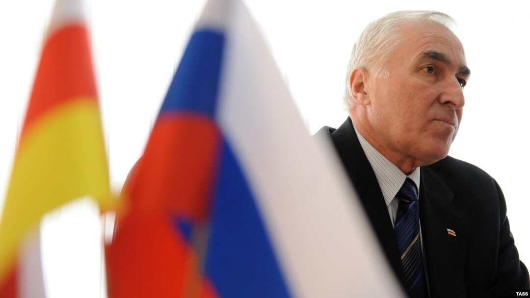 Наблюдатели отмечают, что важные документы президент направил в парламент на следующий день после того, как югоосетинские депутаты ушли на каникулы