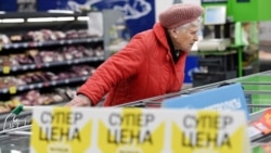 Покупательница в одном из российских магазинов