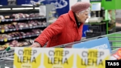 Покупательница в одном из российских магазинов