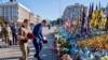 Міністр закордонних справ РОмунії поклає квіти до народного Меморіалу пам'яті на Майдані у Києві. 24 серпня 2025 року