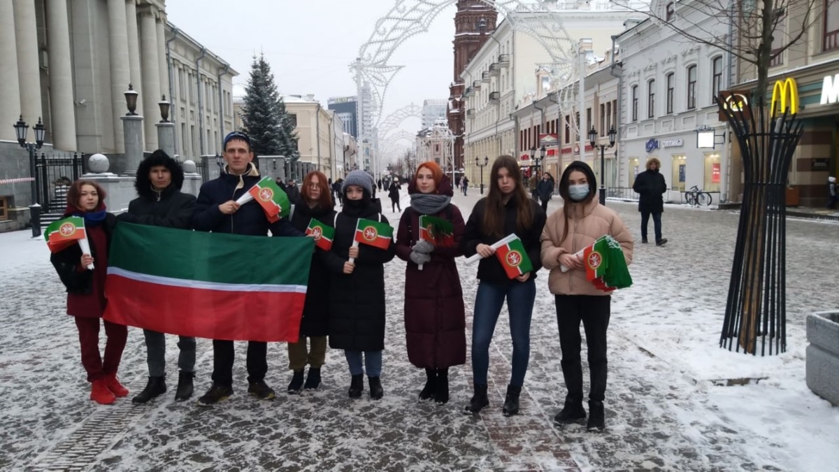 Татарские активисты провели акцию в честь Дня флага Татарстана