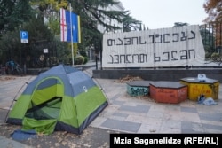 საპროტესტო აქცია თბილისის სახელმწიფო უნივერსიტეტთან, 18 ნოემბერი, 2024.