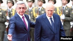 Armenia - President Serzh Sarkisian greets his visiting Greek counterpart, Karolos Papoulias, Yerevan, 30Sep2014.