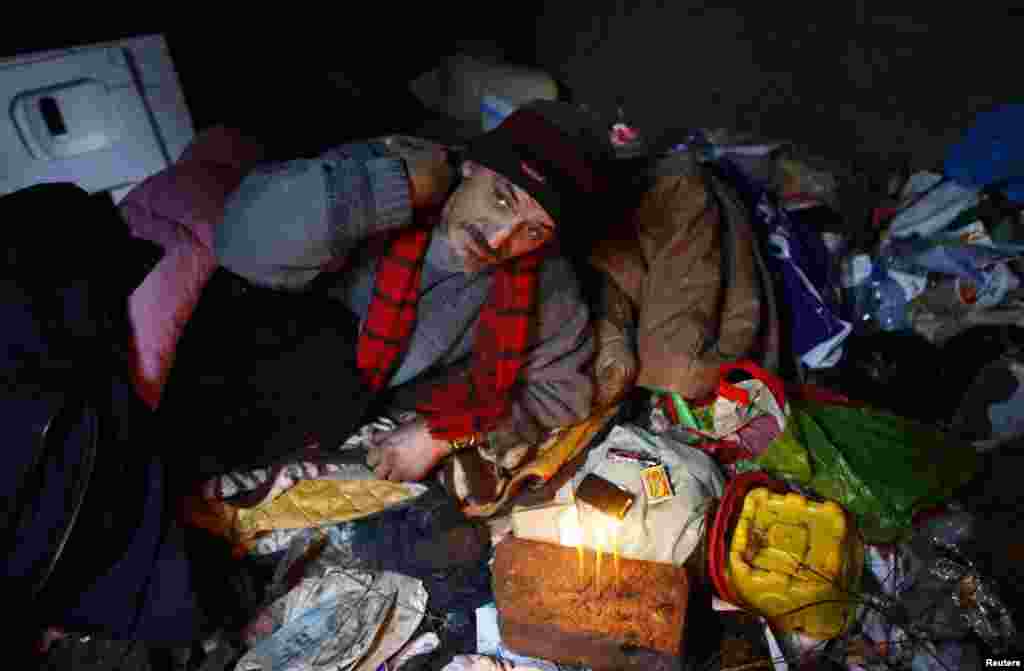 Improvizirani krevet u jednom grobu, Niš, 9. februar 2013. 