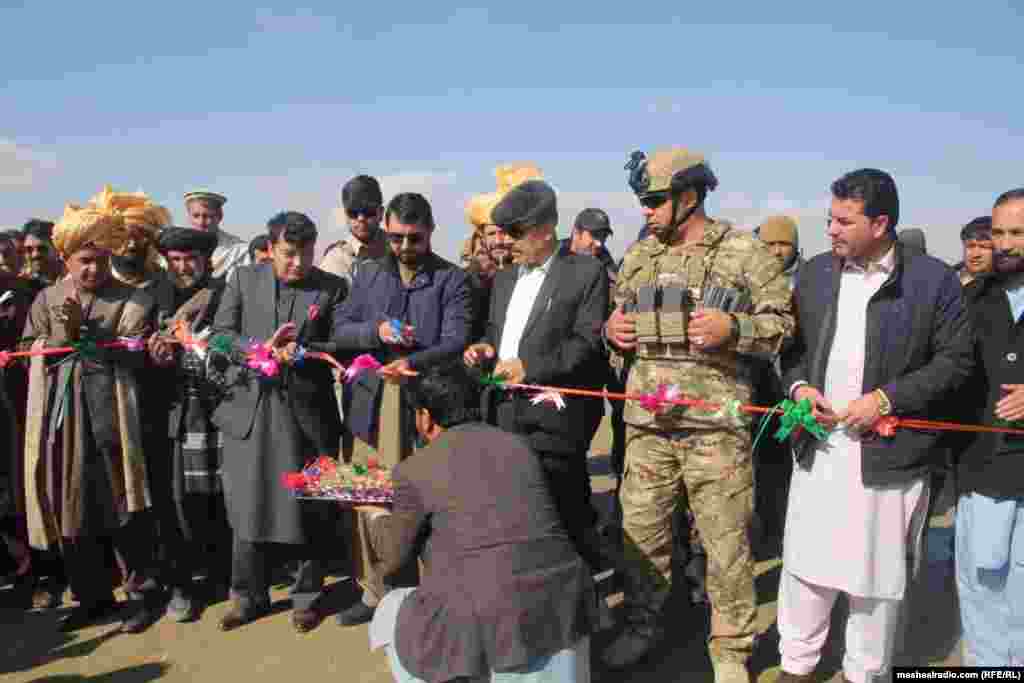 د پکتیکا والي مجیب الرحمن څمکنی چې د پنجشنبې په ورځ د ځینو ولایتي مسوولینو په ملتیا یادو ولسوالیو ته ورغلی وو، رسنیو ته وویل، چې پدې کې یوه په جاني خېلو کې د ۵۳ میلیونه افغانیو په لګښت د دېرش بستریز روغتون پروژه، خیر کوټ کې د دوه استنادي دیوالونو او د ۷ کیلومتره په اوږدوالي د خامه سړک د جوړولو پروژې شاملې دي.