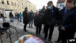 Predsjednik Vlade Hrvatske Andrej Plenković (drugi zdesna) gleda ženu povrijeđenu u potresu u Petrinji (29. decembar)