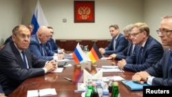 Ministrul rus de Externe, Serghei Lavrov (stânga), și omologul său german, Johann Wadephul (al doilea din dreapta), se întâlnesc în marja Adunării Generale a ONU de la New York, pe 26 septembrie 2026.