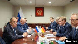 Ministri i Jashtëm rus Sergei Lavrov (majtas), dhe homologu i tij gjerman, Johann Wadephul (i dyti nga e djathta), takohen në margjinat e Asamblesë së Përgjithshme të OKB-së në Nju Jork, më 26 shtator.