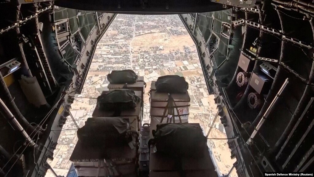 Pako me ndihma duke rrëshqitur nga një avion spanjoll mbi Gazë, më 1 gusht.