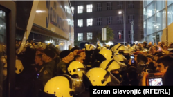 Policija i građani oko autobusa prevoznika Jaćimoća kod Pete beogradske gimnazije