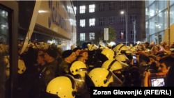 Građani pokušavaju da spreče privođenje prevoznika Milomira Jaćimovića, Beograd, Srbija, 4. novembar 2025.