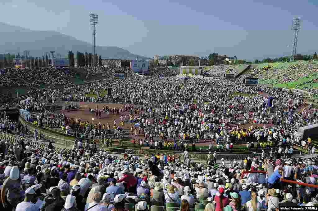 Pogled na stadion Koševo prije početka mise.