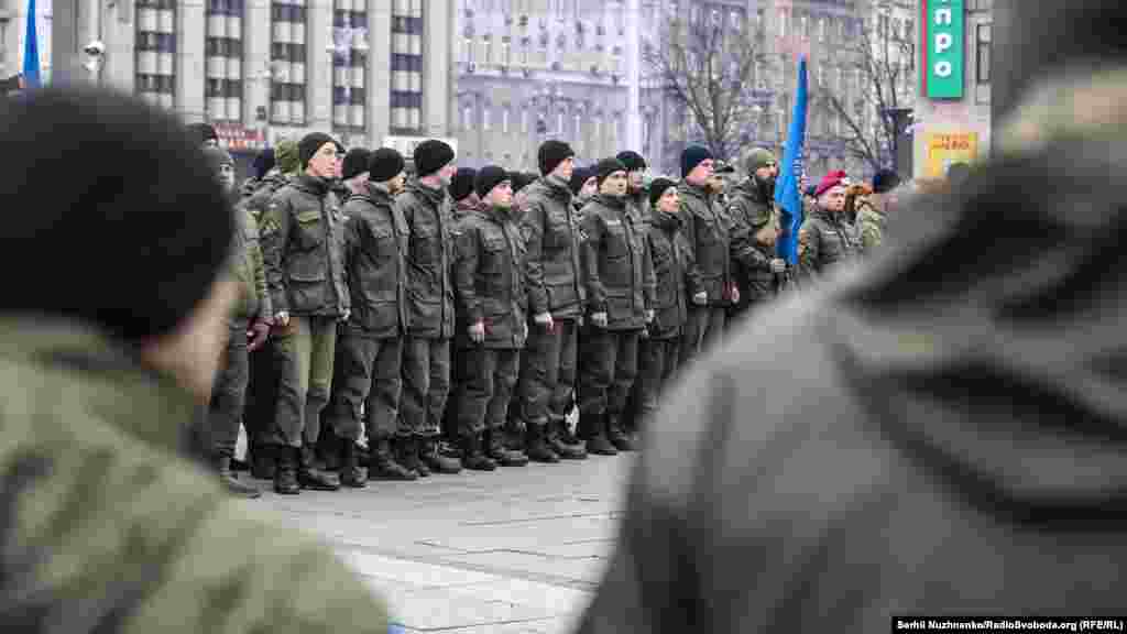 Первое добровольческое боевое подразделение – резервный батальон Нацгвардии - был создан 14 марта 2014 года. Тогда сотни добровольцев из отряда самообороны Майдана, стоявшие на центральной площади Киева в поддержку евроинтеграции Украины (эти протесты привели к свержению пророссийского президента Виктора Януковича), записались в резервисты Нацгвардии и поехали на учебный полигон, а затем - в зону боевых действий на восток страны.