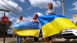 United States - People hold Ukrainian flags during Ukrainian President Volodymyr Zelenskiy's visit to Scranton, Pennsylvania - screen grab