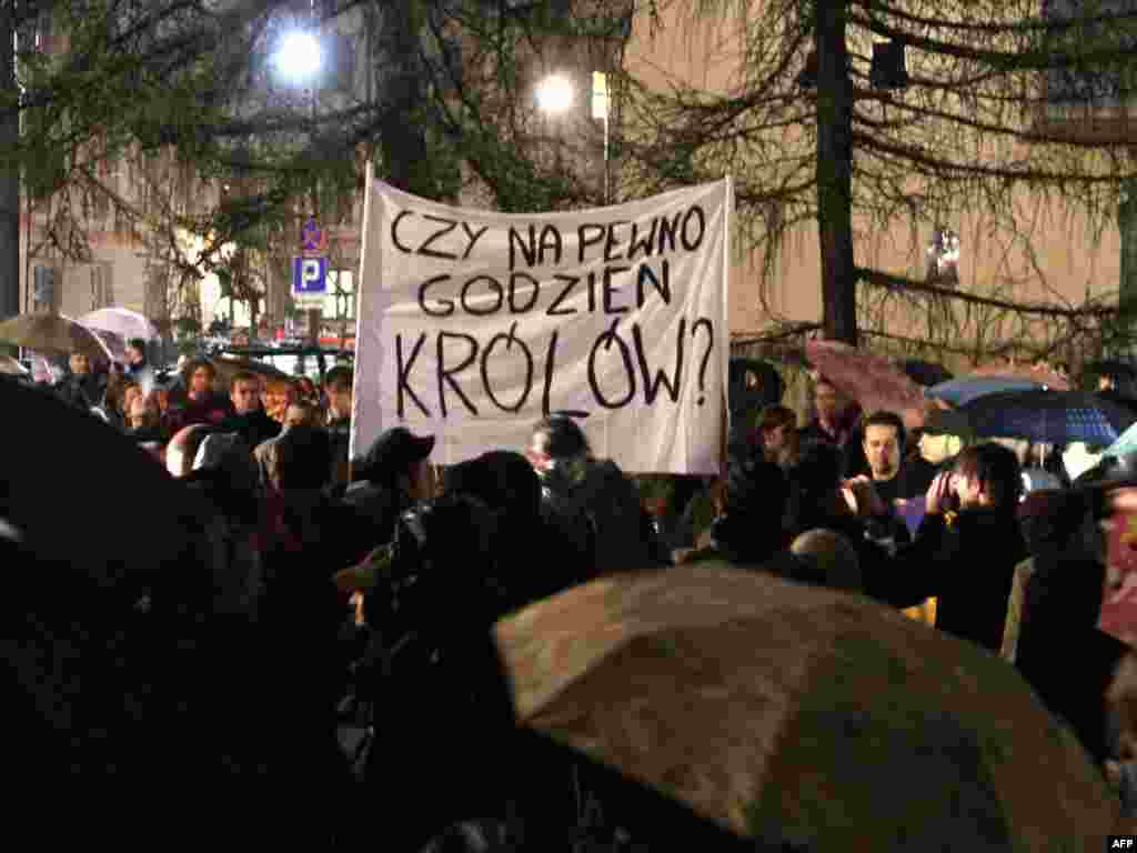 Пратэст у Кракаве супраць плянаў пахаваньня польскага прэзыдэнта Леха Качынскага ў склепе кракаўскага Вавэлю, сярод пахаваных польскіх каралёў.
