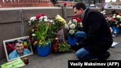 Илья Яшин у мемориала на месте убийства Бориса Немцова. 25 февраля 2018 года
