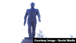 Памятник Нурсултану Назарбаеву, президенту Казахстана, установленный в Талдыкоргане. 30 ноября 2016 года.