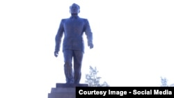 Памятник президенту Казахстана Нурсултану Назарбаеву, установленный в Талдыкоргане накануне Дня первого президента. 30 ноября 2016 года.