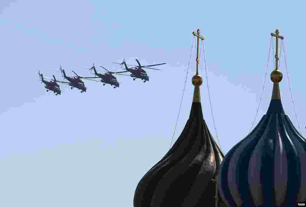 Парад Победы на Красной площади в Москве. Ударные вертолеты Ми-35 над Красной площадью