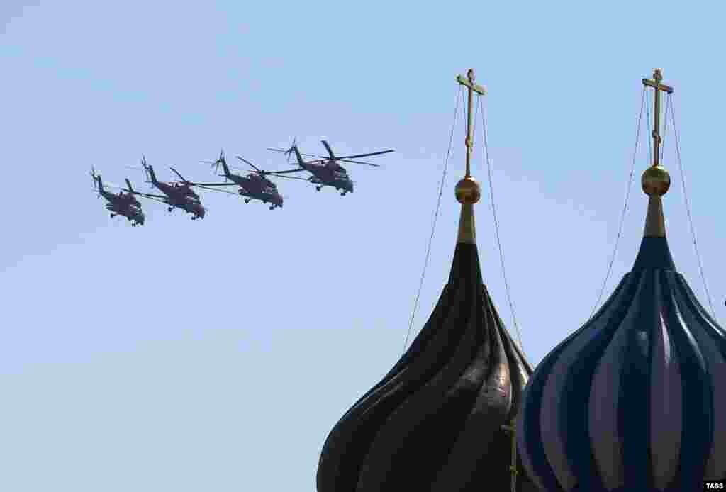 Парад Победы на Красной площади в Москве.&nbsp;&nbsp;Ударные вертолеты Ми-35 над Красной площадью