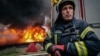 Украинский спасатель на месте второго за неделю удара по Кременчугу