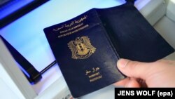 Архивска фотографија- проверка на сириски пасош во центар за азил во Германија 