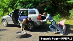 Urcând “muntele”, maşina lui Valeriu a făcut o pană de cauciuc. Şoferul şi cameramanul Europei Libere au schimbat roata