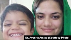 ډاکټر عايشه امجد له خپل دوه نيم کلن ماشوم سره