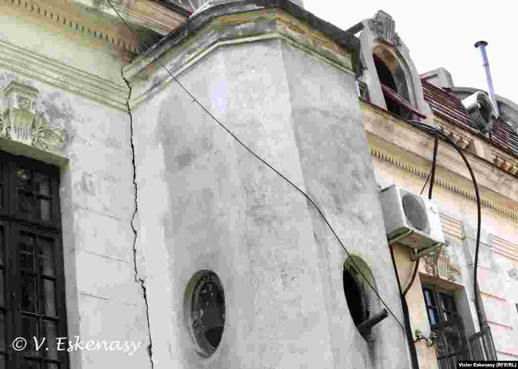 Casa Memorială &bdquo;G. Enescu&rdquo; și starea liftului exterior...