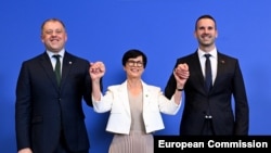Marta Kos, comisarul UE pentru extindere, alături de Thomas Byrne, ministrul irlandez pentru afaceri europene (stânga), și Mikolo Spajic, prim-ministrul Muntenegrului. Țara balcanică, fruntașa cursei pentru aderare, a închis la 14 iulie preliminar două capitole.