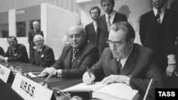Леонид Брежнев подписывает Заключительный акт Совещания по безопасности и сотрудничеству в Европе. Хельсинки, 01.08.1975.
