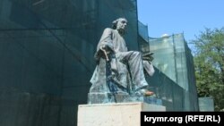 Памятник Айвазовскому возле картинной галереи, Феодосия, 29 июня 2021 года