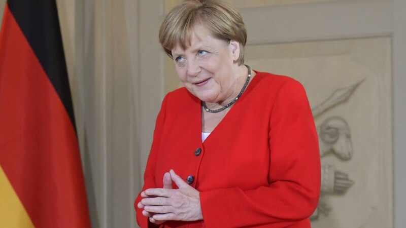 Меркел повторно се тресеше на јавен настан 