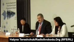 Голова Меджлісу кримськотатарського народу Рефат Чубаров (у центрі) на Кримському форумі у Львові, 11 листопада 2016 року