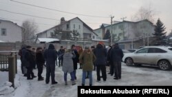 Жители городка «Ала-Арча» на собрании. 17 января 2018 года.