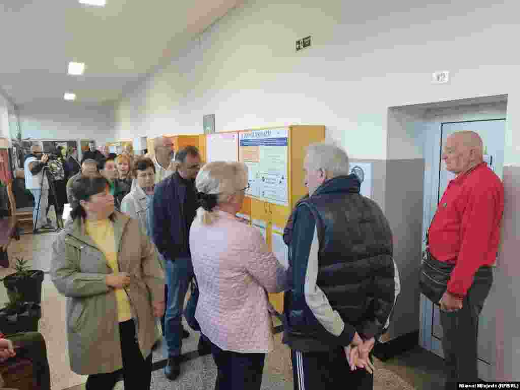 Gužve ispred birališta, nedugo nakon otvaranja glasačkih mjesta, Banja Luka, 4. oktobra 2026. Za glasanje na izborima u BiH prijavljeno je oko 3,4 miliona birača koji će glasati za novu vlast na državnom, entitetskom i kantonalnom nivou.