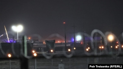 Шалшықты адам сүтті жас ханымды қызғылт кискасында трахает