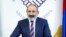 Никол Пашинян парламент сайлауынан кейін партияластары алдында сөз сөйлеп тұр. 21 маусым 2021 жыл.