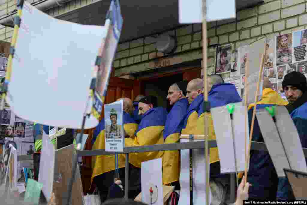 За даними омбудсмена Дмитра Лубінця, загалом за два дні вдалося повернути 500 людей, а від початку повномасштабного вторгнення РФ додому повернулися 6922 українці.У лютому президент Володимир Зеленський повідомляв, що у полоні в Росії перебувають близько 7 тисяч українських полонених