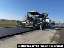Проведення ремонтних робіт на дорогах України