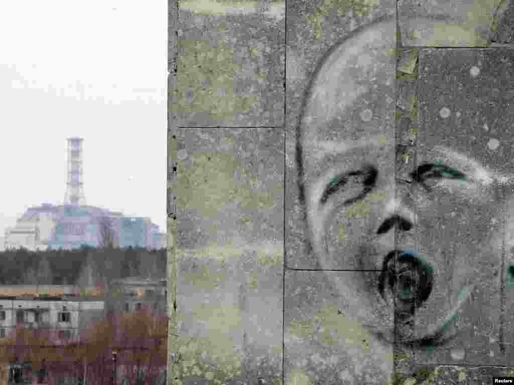 Četvrti černobiljski reaktor iza zgrade sa grafitom, april 2011.